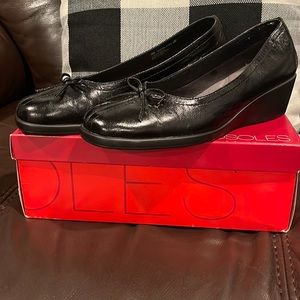 Black leather Aerosoles shoes.